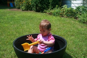 MiaOpenHandWaterTub